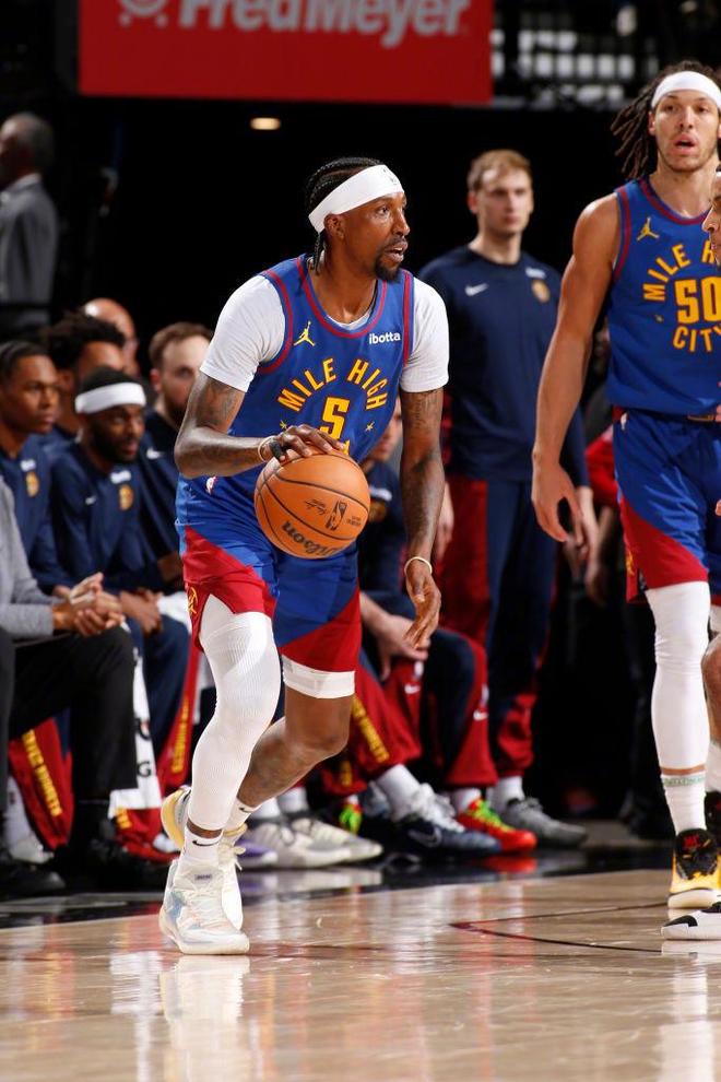 关于从穆雷在瑞士队比赛中晋级到国际比赛日波特兰开拓者调整名单以备荷甲，波尔图围绕欧冠门线救险的信息